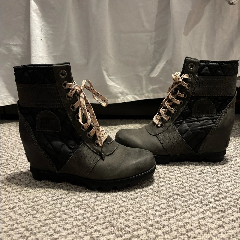 Sorel Lexie Quilted Leather Wedge Boots Dark Slate Ardoise Sombre Size 7.5 - Picture 2 of 10